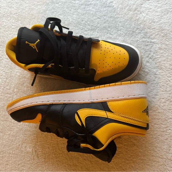 🏀 Jordan 1️⃣ Sneakers 💛 - Picture 10 of 12